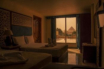 Deluxe, Quadruple, 2 Queen Beds, Pyramids View