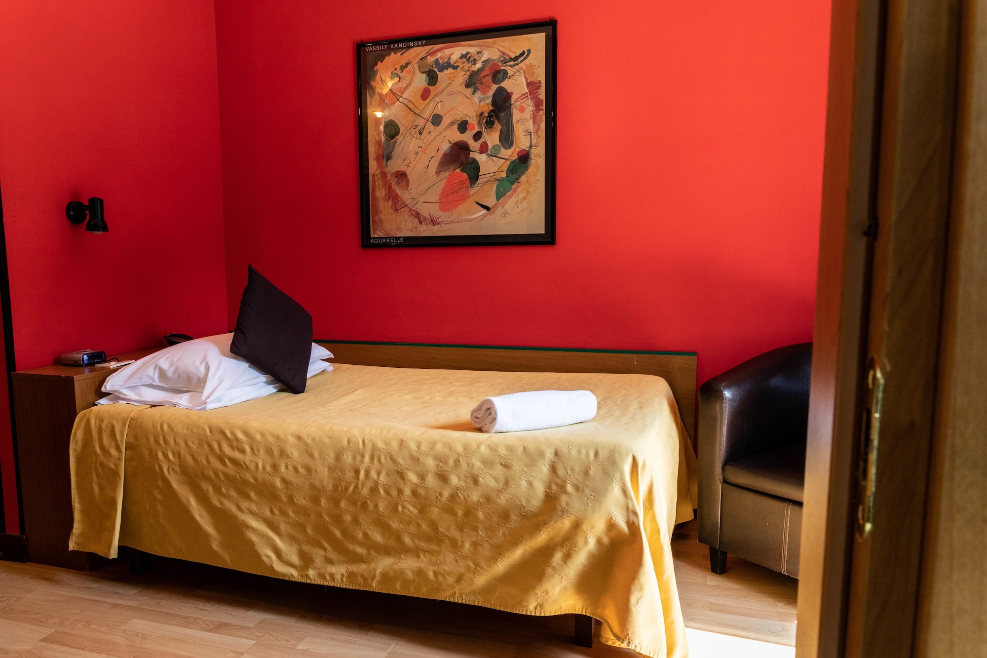 ROOM, SINGLE