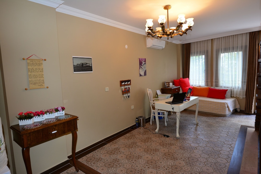 Hayriye Hanim Ege Hotel 25/35