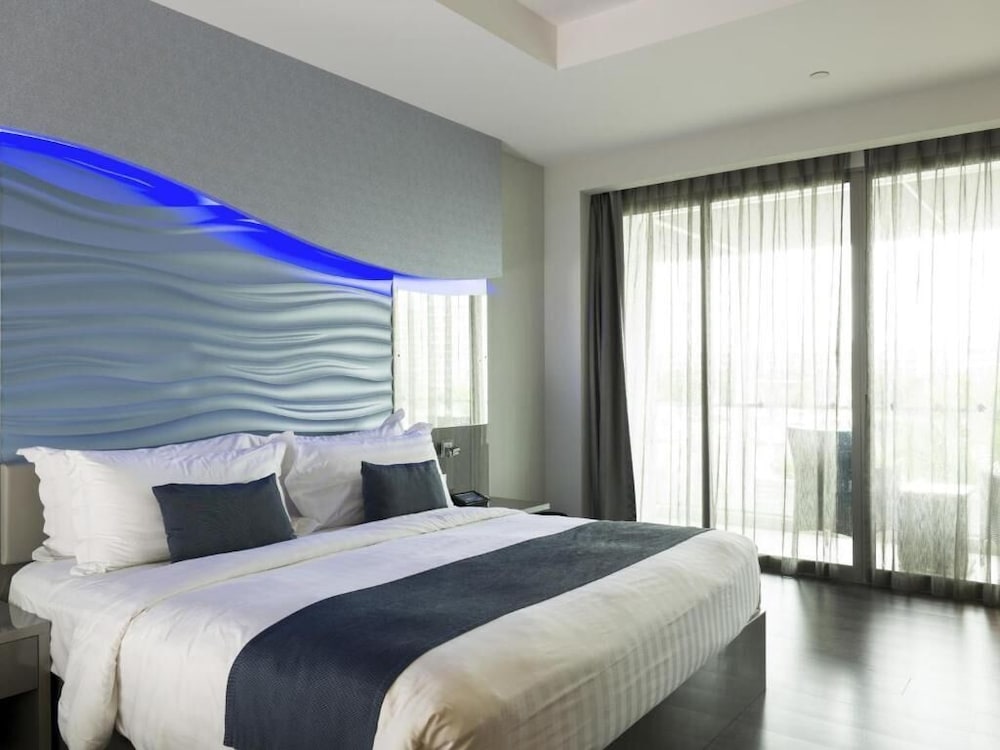 One 15 Marina Club 16/66