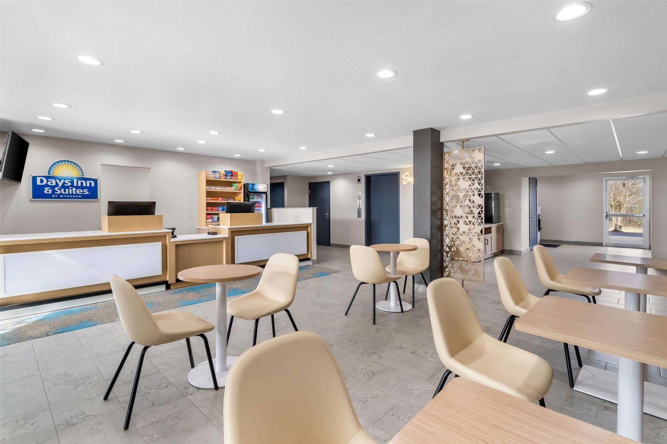 Days Inn & Suites by Wyndham Brandon Amphitheater 20/27
