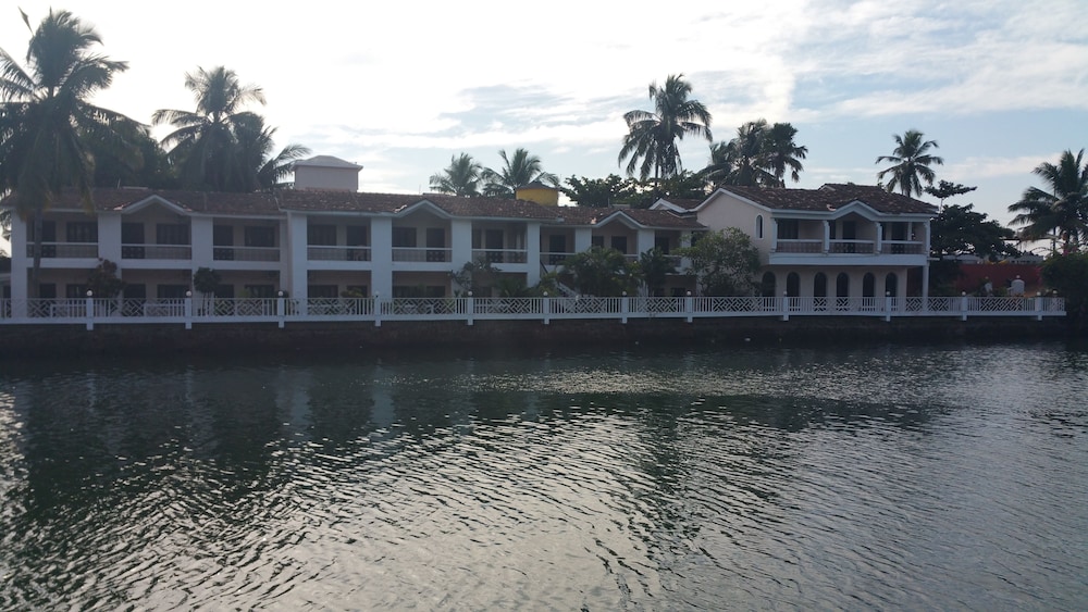 Hotel Riverside 41/44