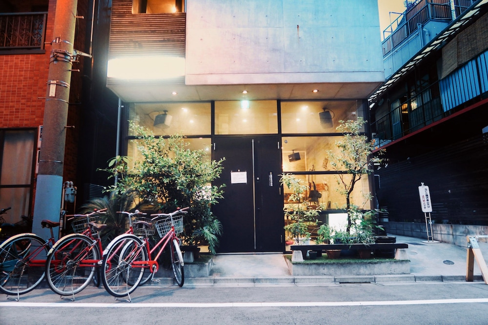 Kangaroo Hotel 57/63