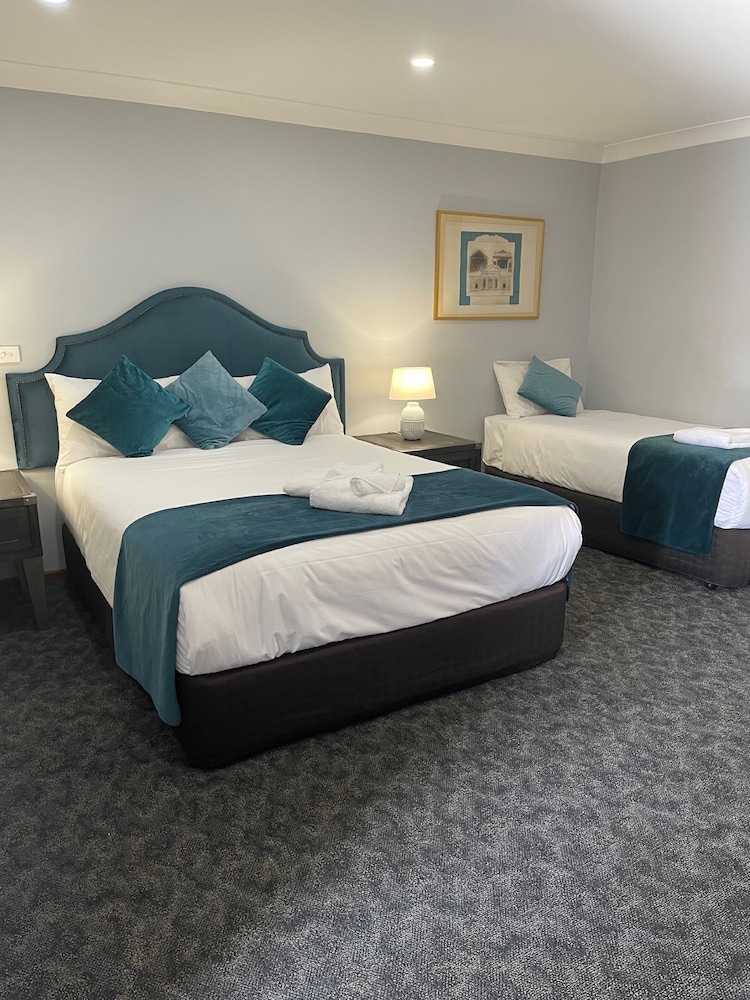 Town &amp; Country Motor Inn Forbes 8/30
