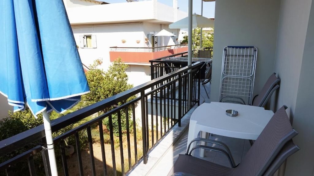 Niriis Hotel 8/50