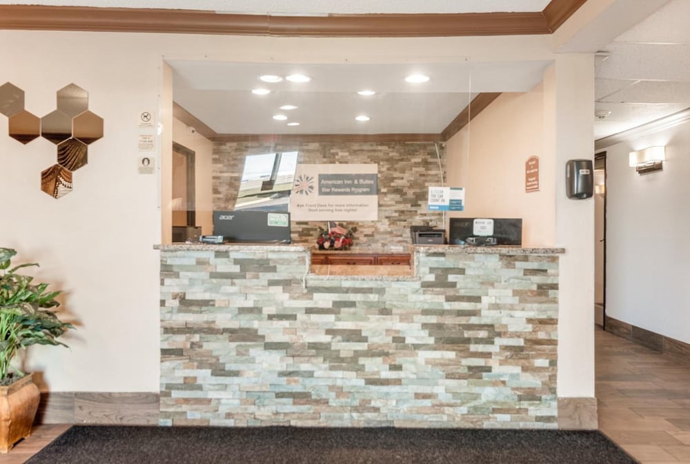 American Inn & Suites Metro Airport 1/27