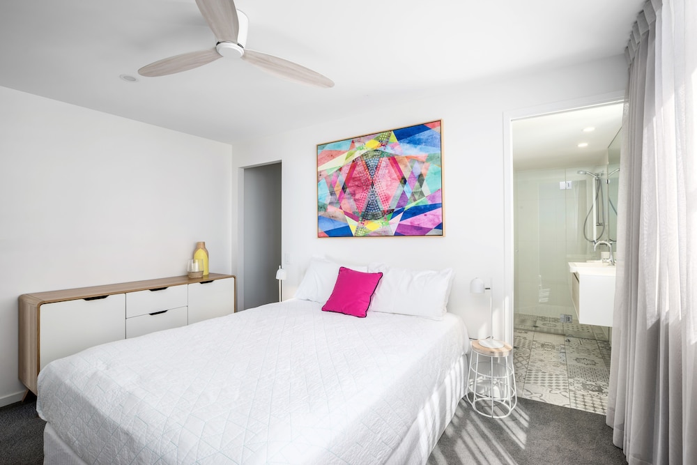 PACIFIC BEACH RESORT 16/77