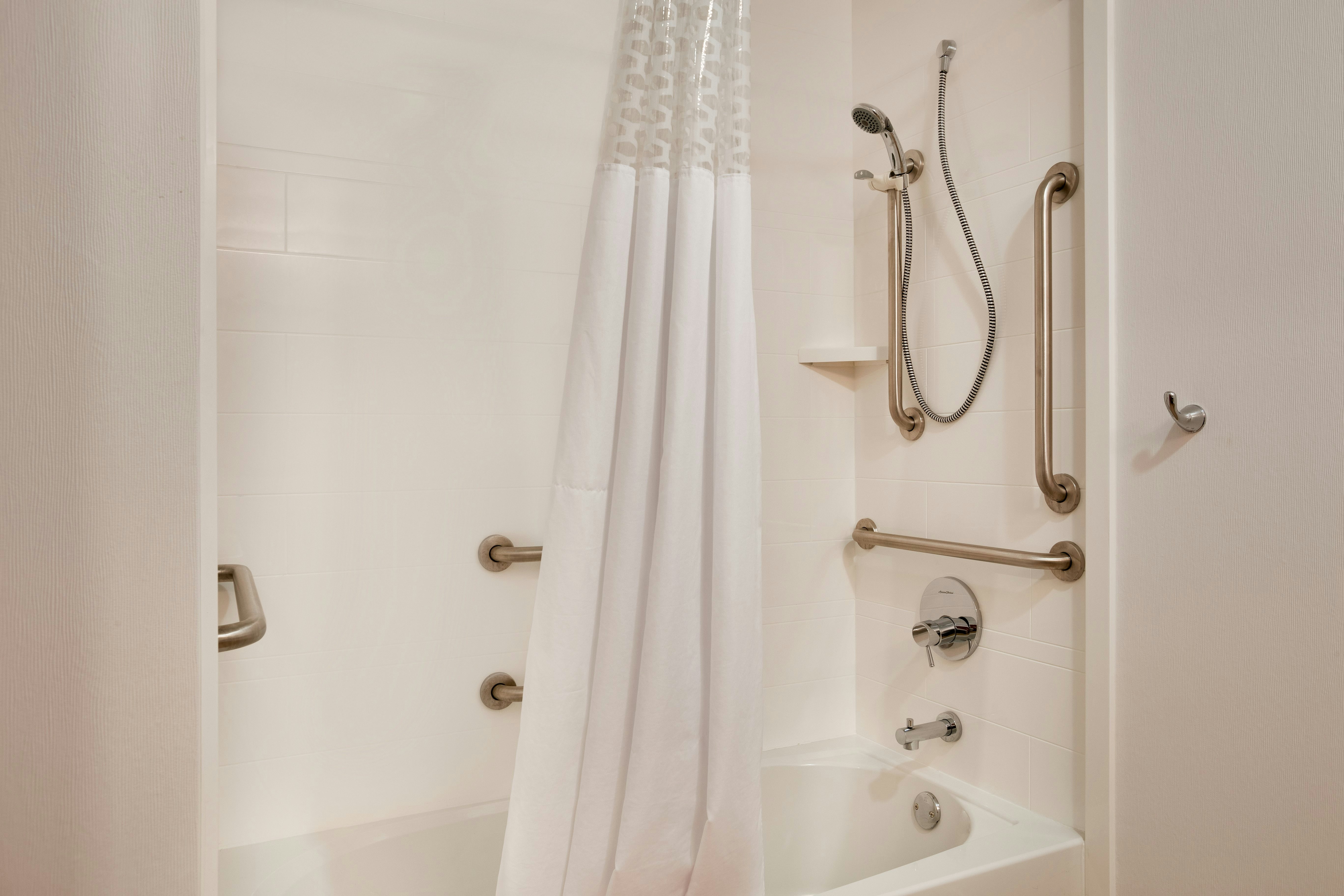 Hampton Inn Suites Cleveland Independence 40/40