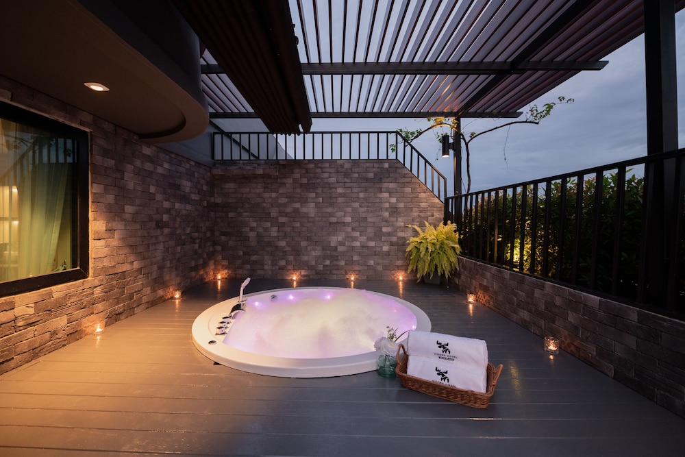Moose Hotel Nimman 24/48