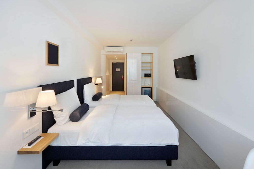 ROOM, TWIN BEDS