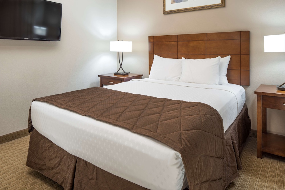2 BEDROOMS, SUITE, KING AND QUEEN BED, SOFA