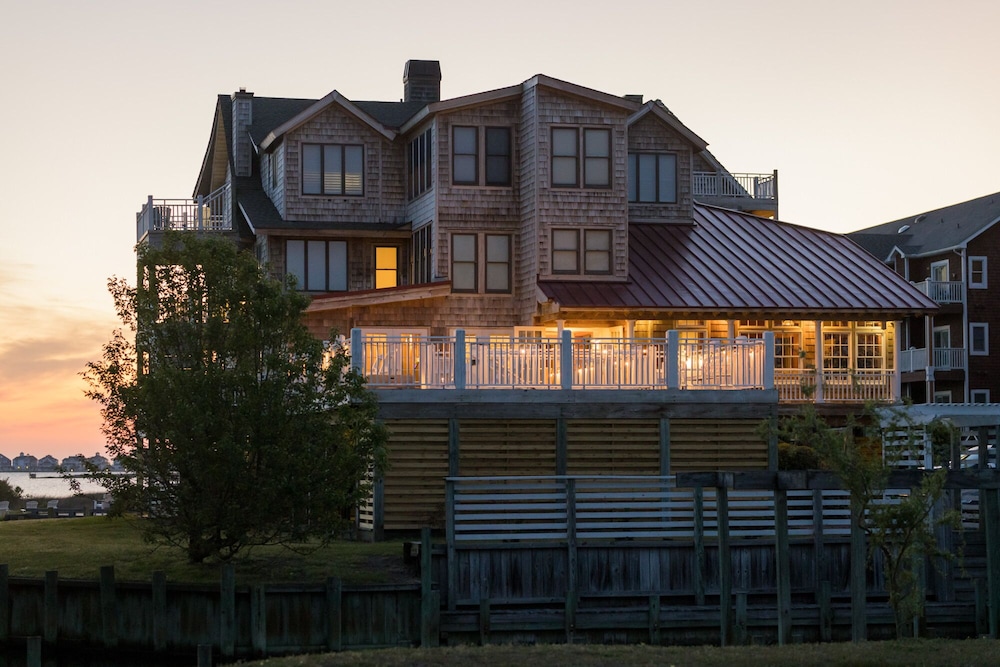 The Burrus House Inn Waterfront Suites 2/50