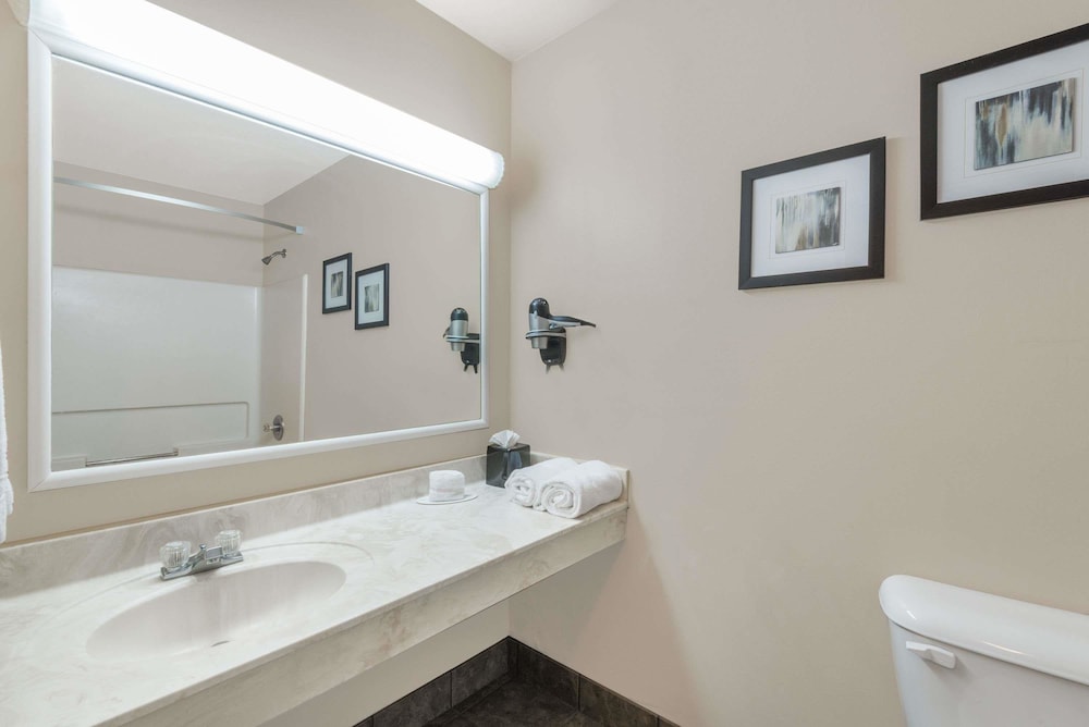 Days Inn & Suites by Wyndham Sellersburg 10/32