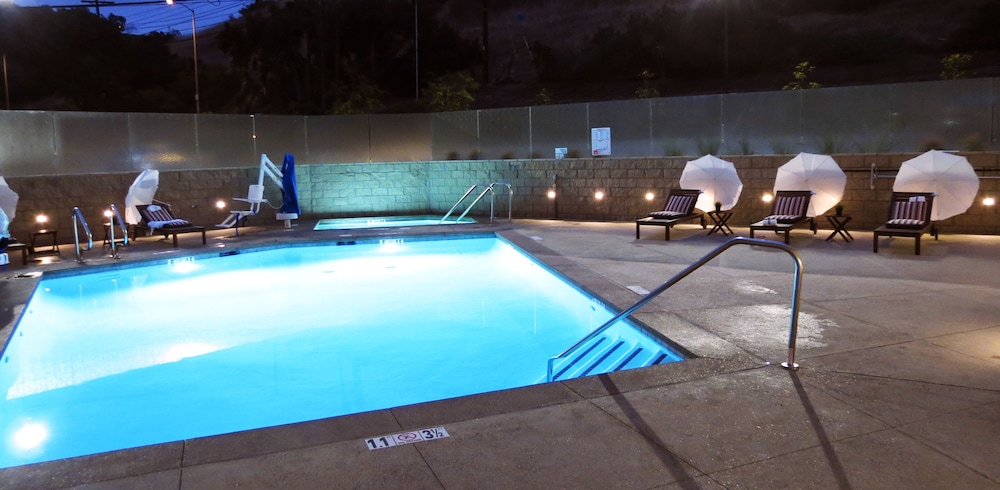 Holiday Inn Express & Suites San Diego - Mission Valley 56/61