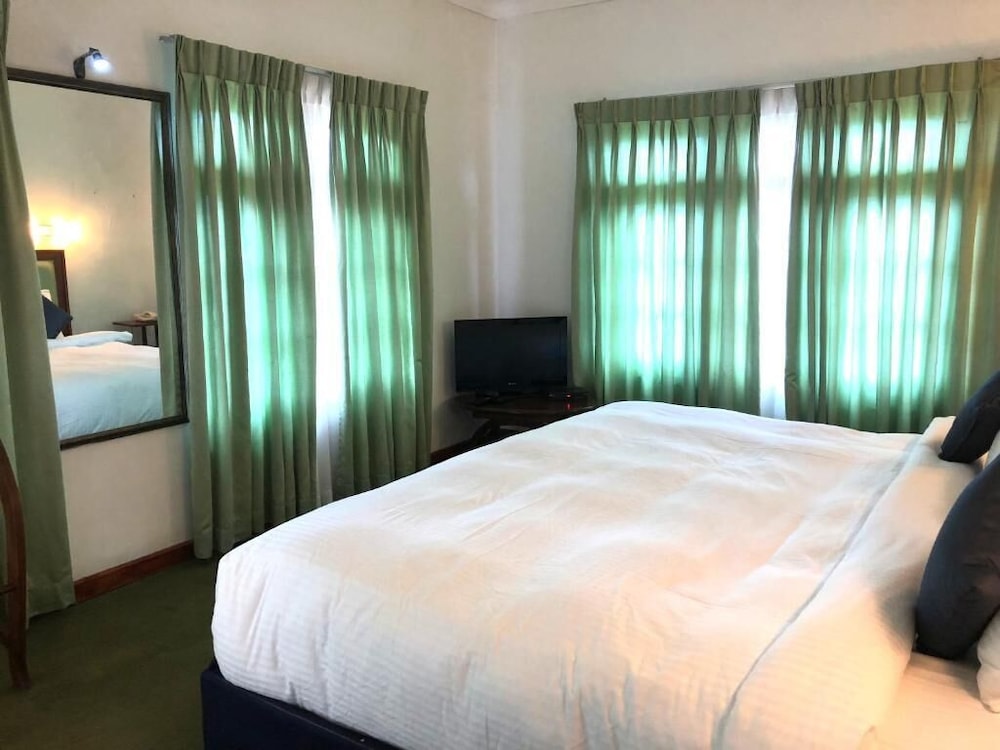 Tea Bush Hotel 20/71