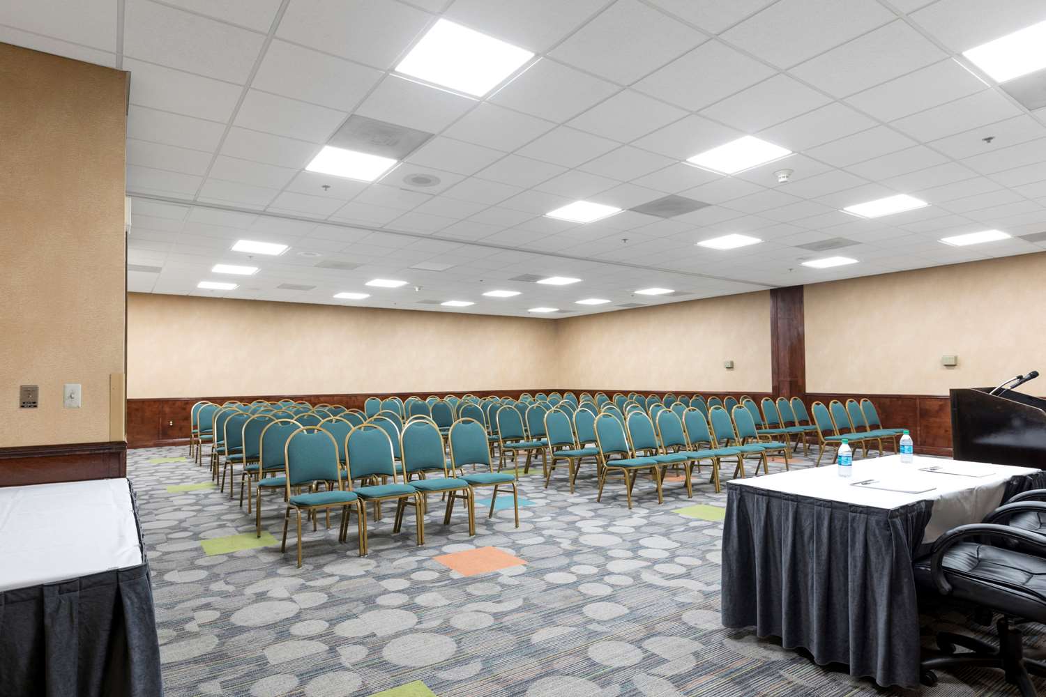 Clarion Hotel Detroit Metro Airport 47/49