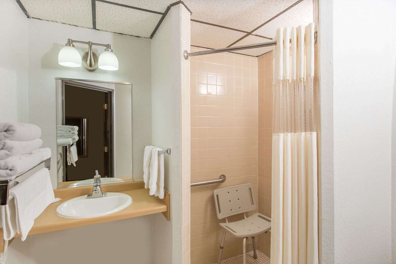 Days Inn By Wyndham Pierre 33/33
