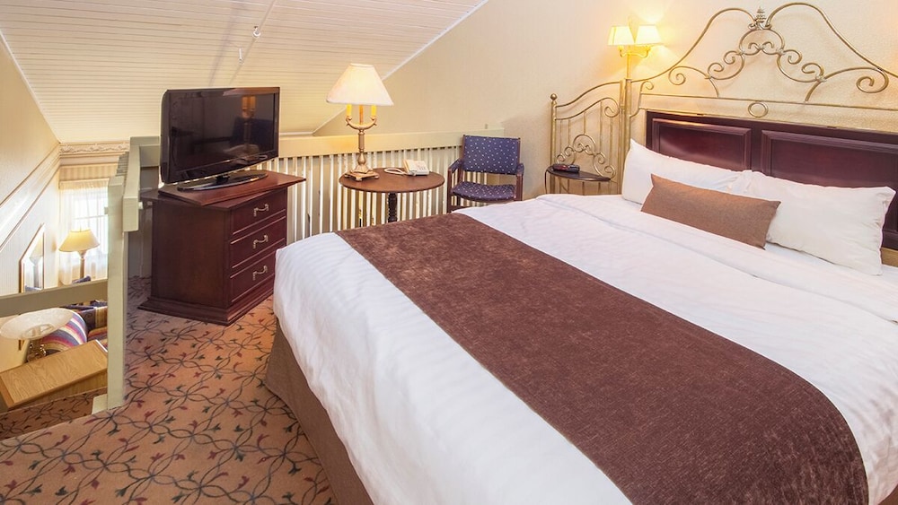 MEZZANINE, SUITE, QUEEN BED, SOFA