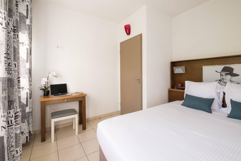 STANDARD, QUEEN BED, SOFA, BALCONY