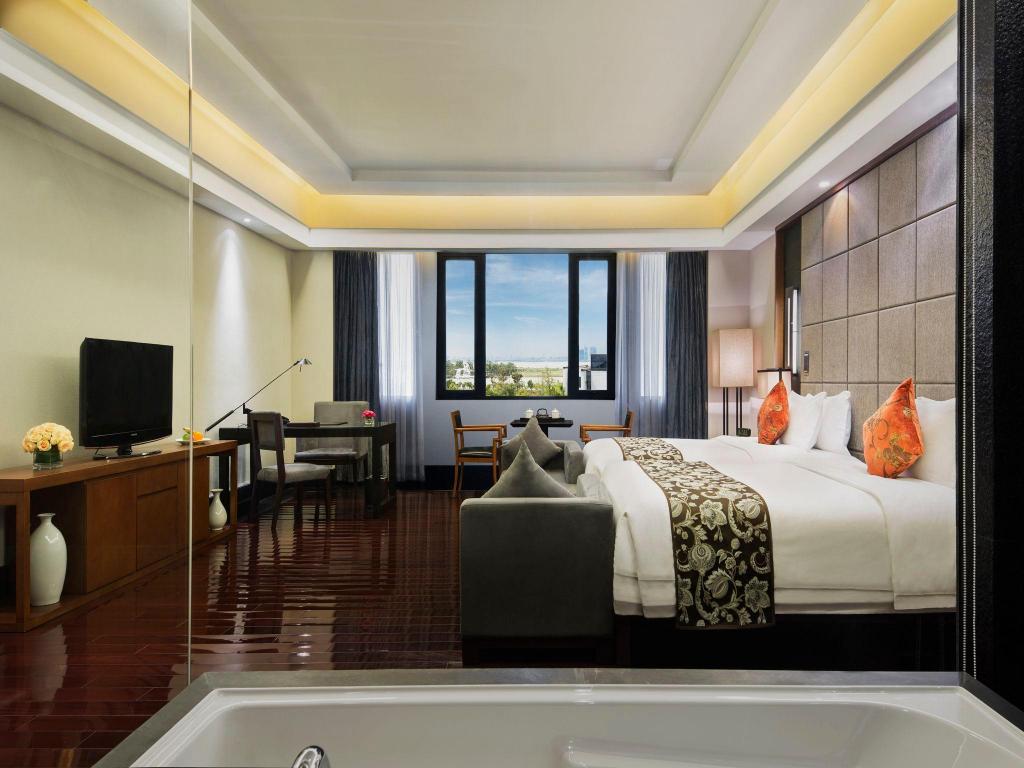 Superior, King Bed, Lake or Park View