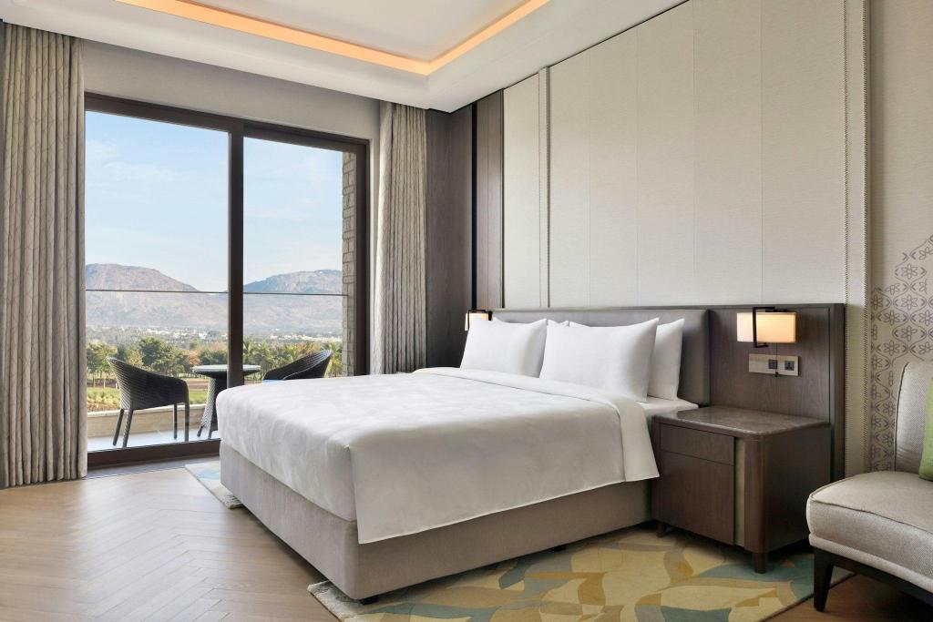 Luxury, Suite, King Bed, Golf Course View, Balcony, Executive Lounge Access