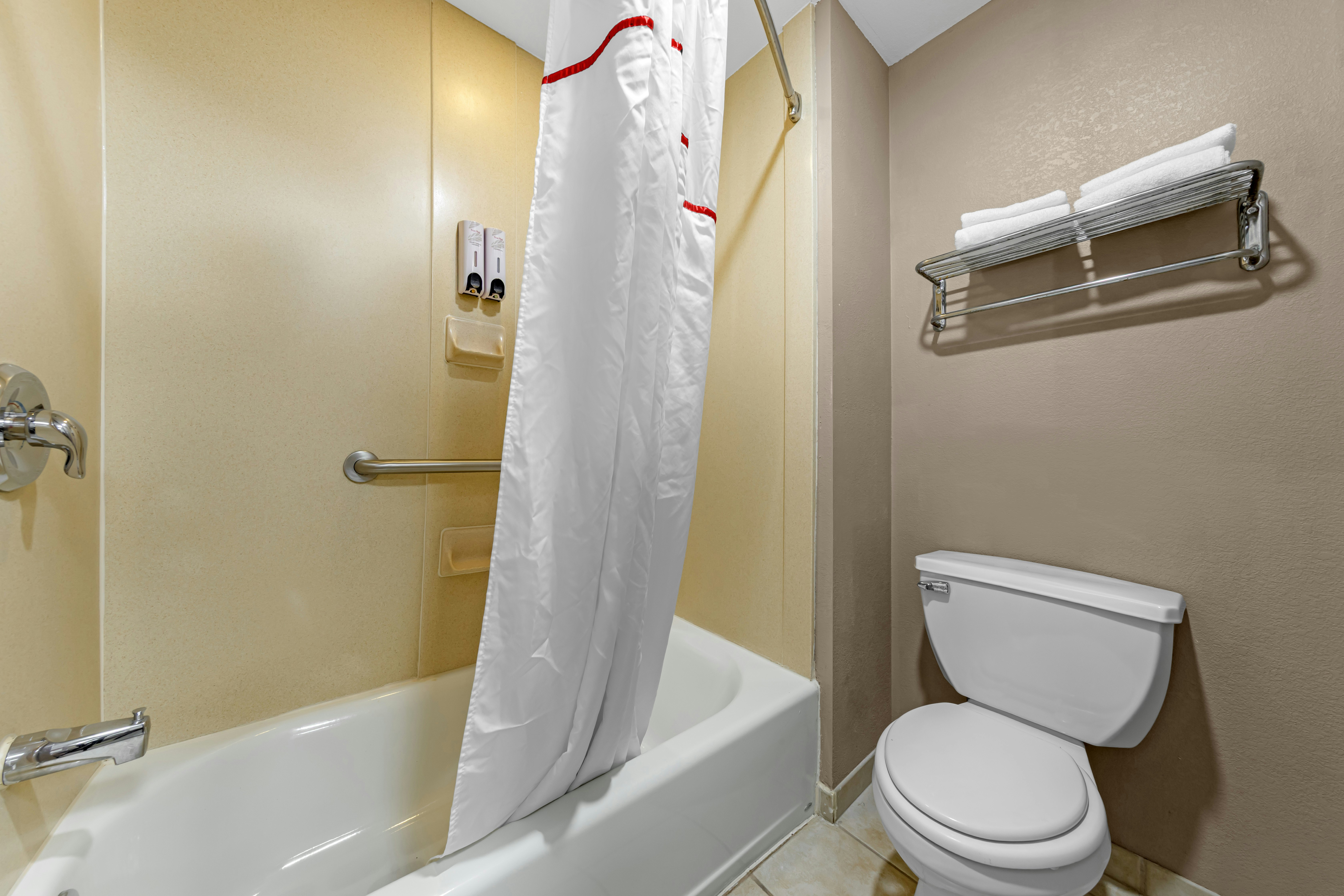 Red Roof Inn & Suites Philadelphia - Bellmawr 15/16