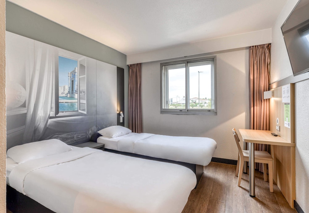 غرفة بسريرين منفصلين