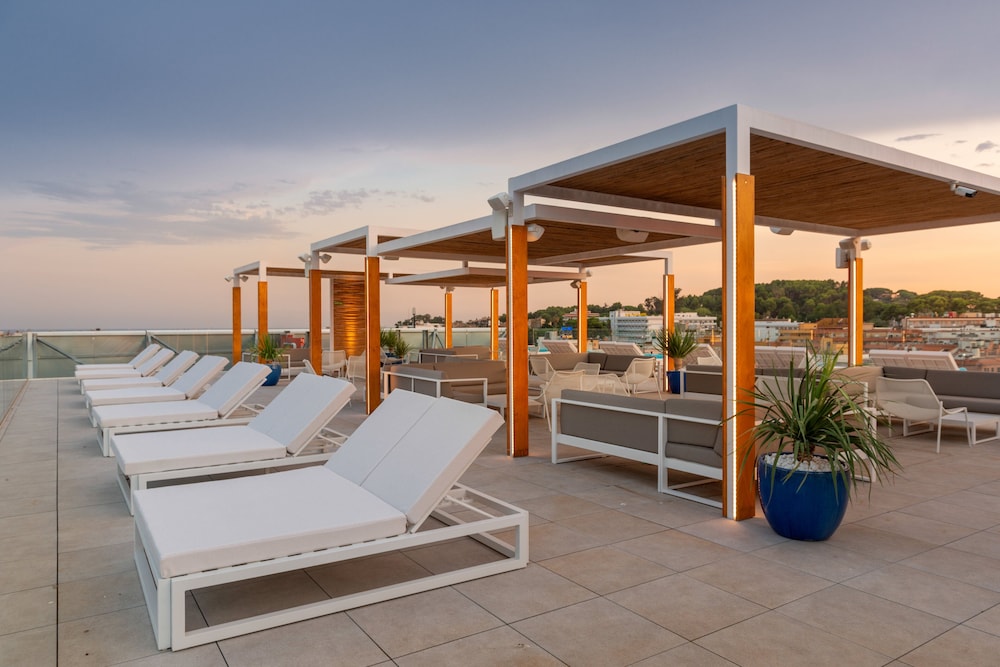 L Azure Hotel 39/64