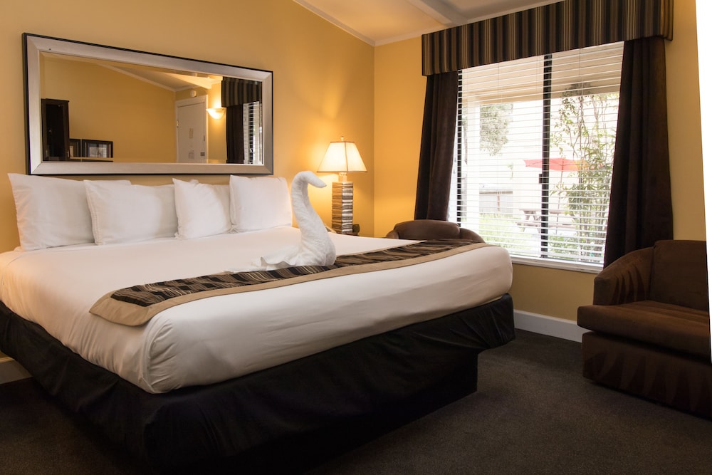 Monterey Peninsula Inn 16/63