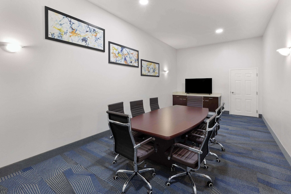La Quinta Inn & Suites by Wyndham Angleton 37/50
