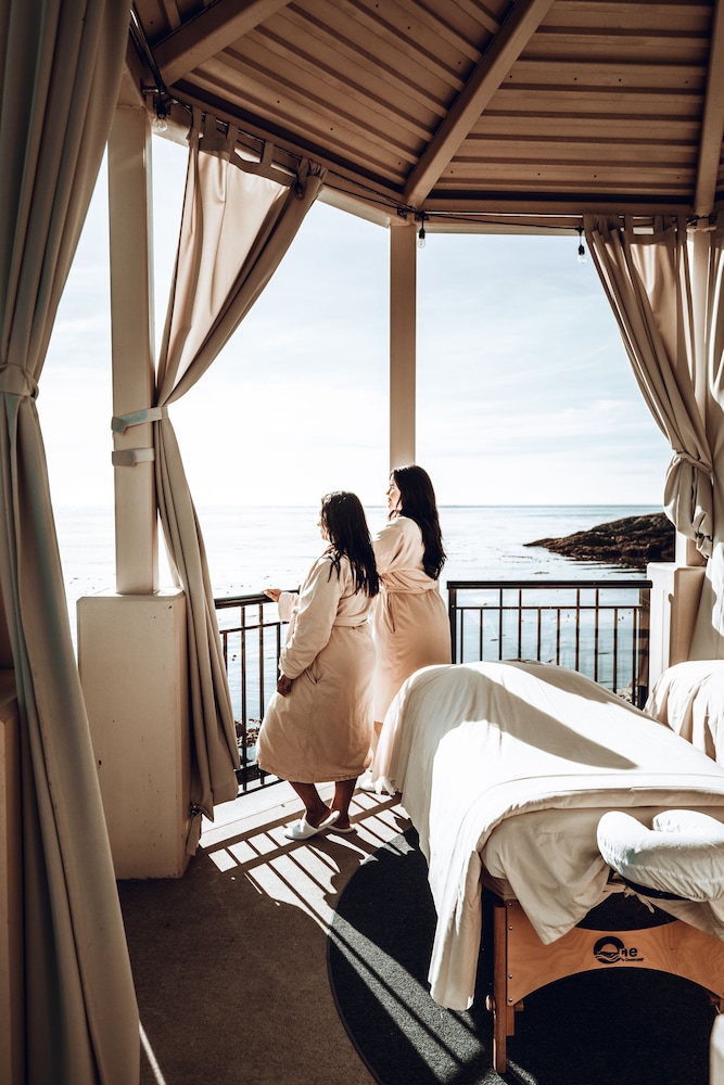 Oak Bay Beach Hotel 34/65