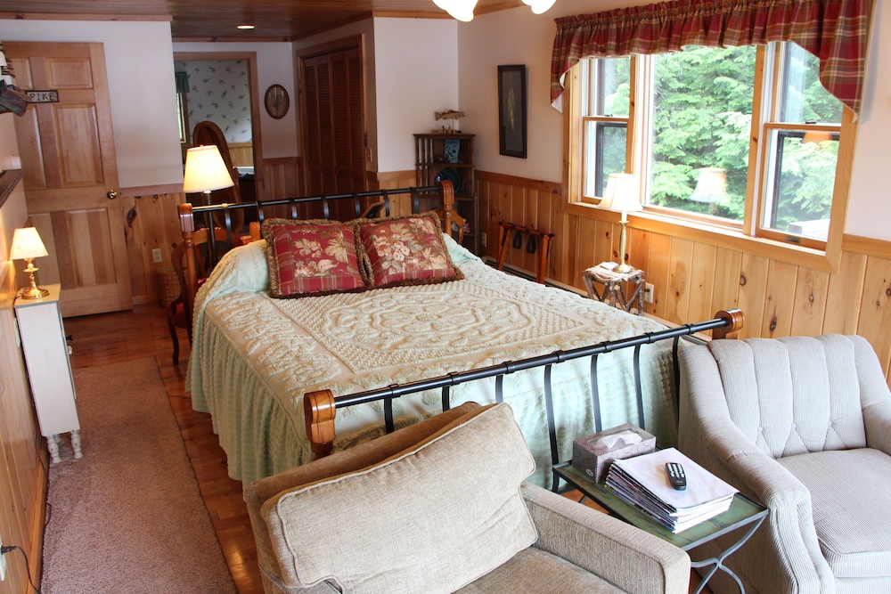 Kiwassa Lake Bed & Breakfast and Cabins 20/50