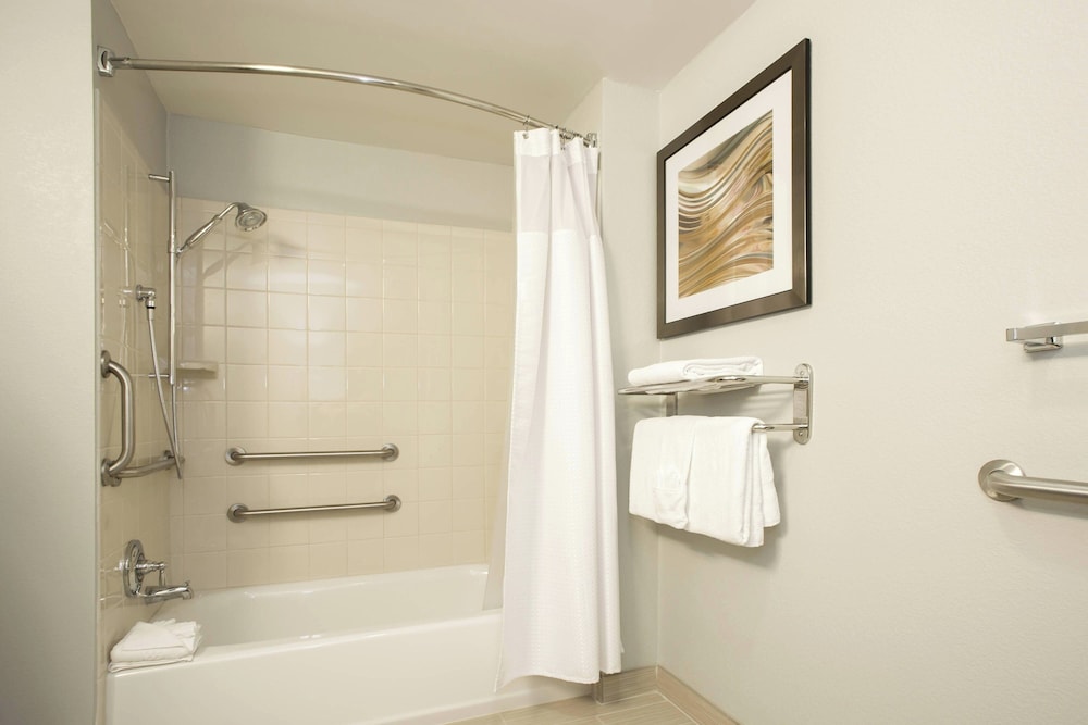 غرفة كبيرة بسرير كينج مع أريكة لذوي الإعاقة، Courtyard Austin Airport 4/4