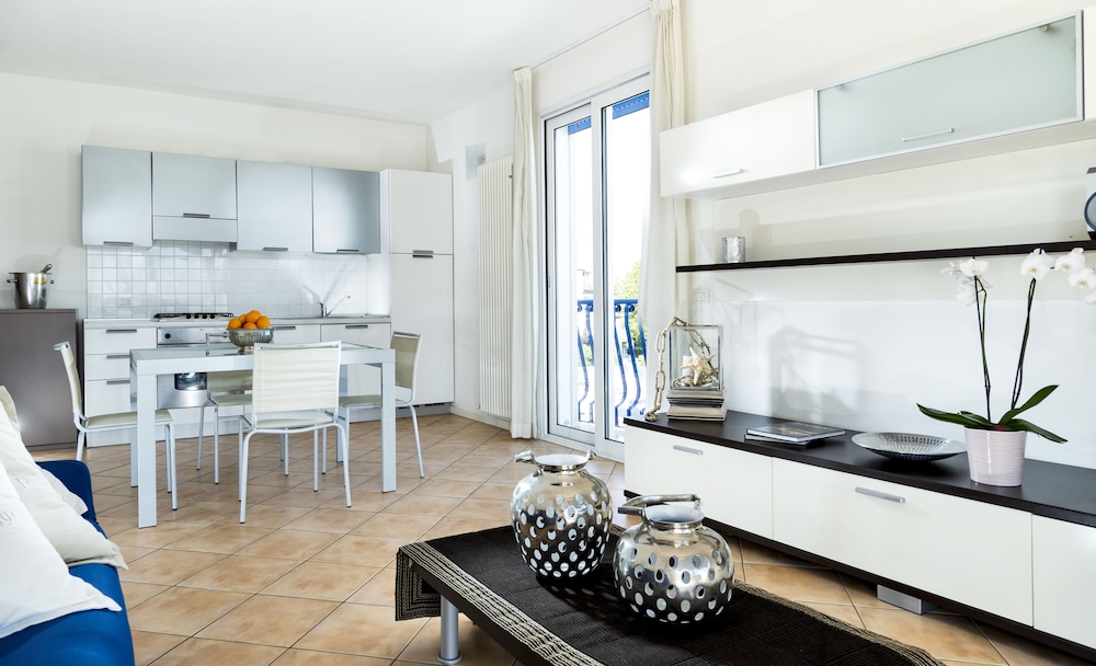 PORTOVERDE BEACH APARTMENTS 25/53