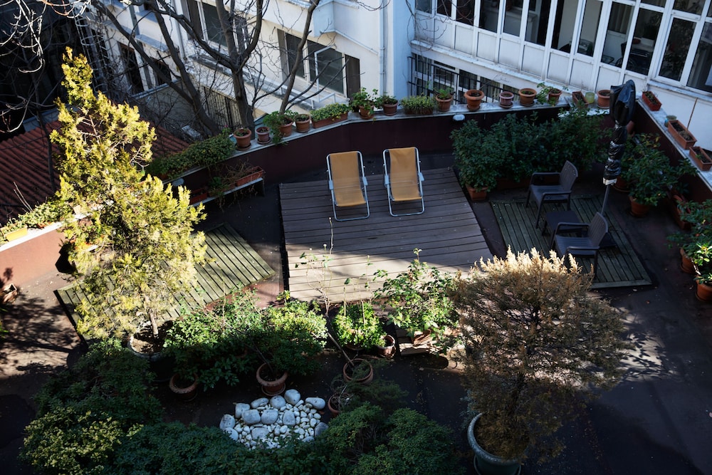 Gallery Residence And Boutique Hotel 62/72