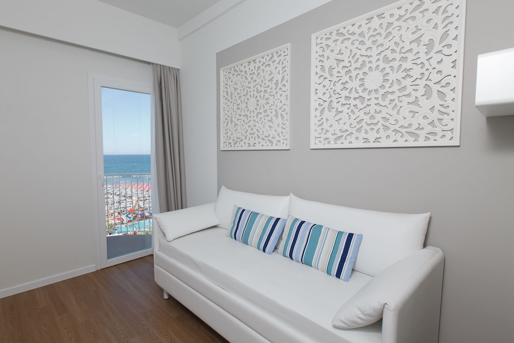 Hotel Luxor Beach 24/60