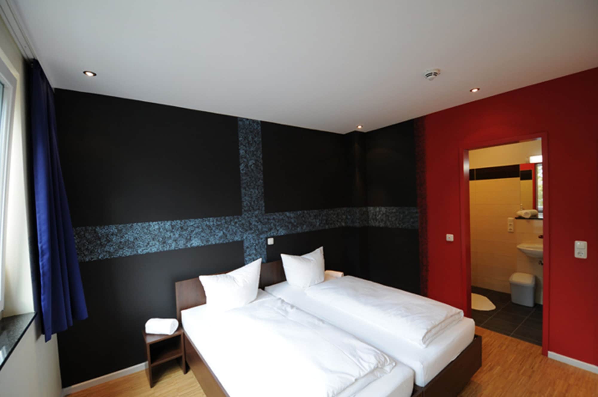 ROOM, QUADRUPLE, SHARED BATHROOM