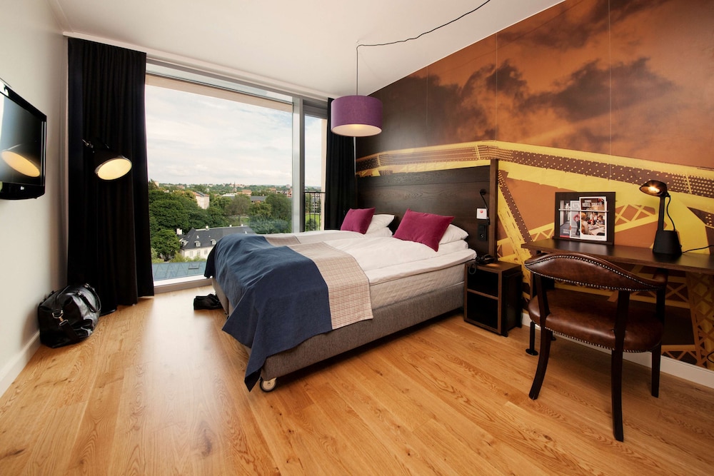 STANDARD, QUEEN BED