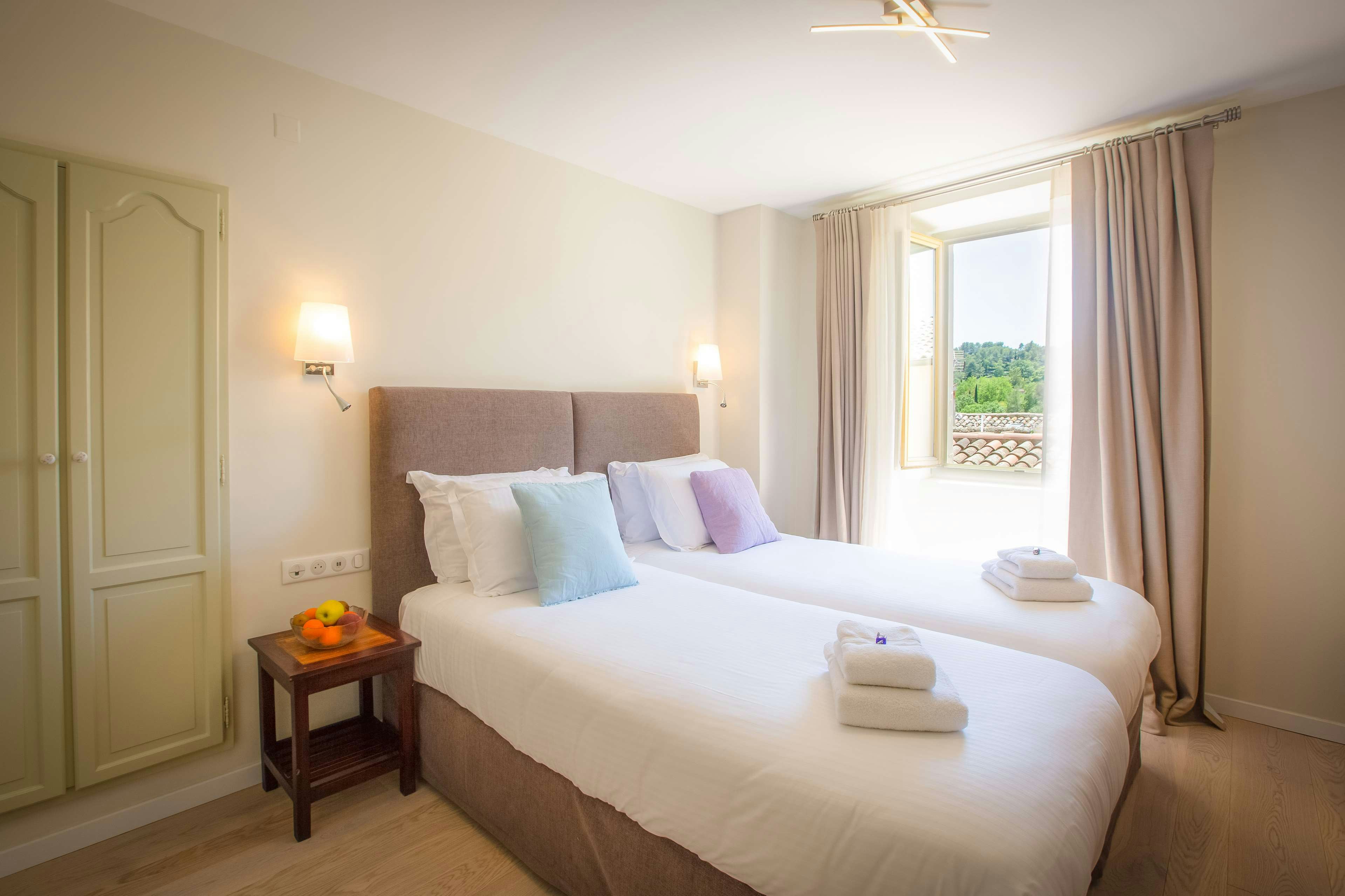 HOTEL LES ARMOIRIES 28/66