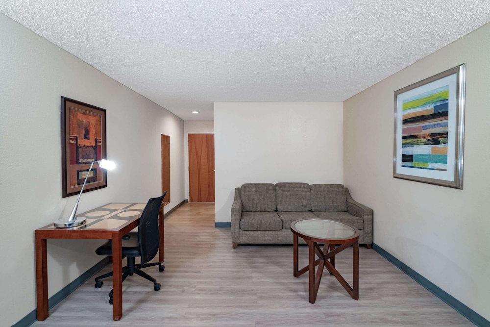 Red Roof Inn & Suites Hinesville 26/37