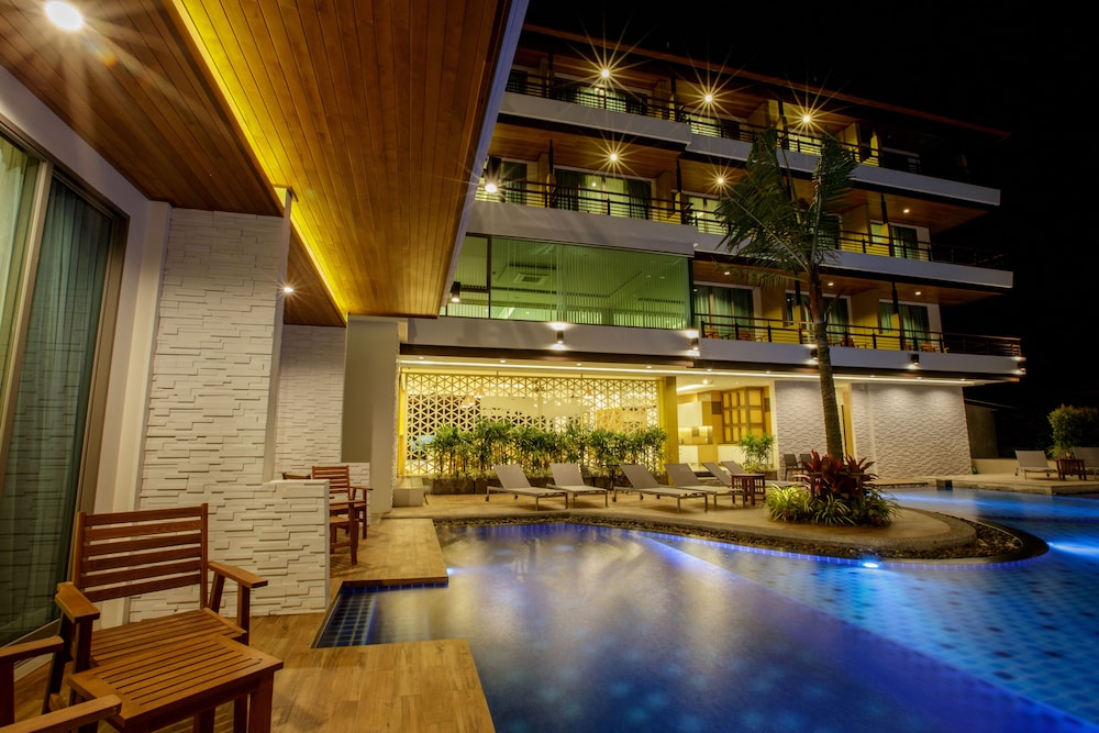 Aqua Resort Phuket 8/70