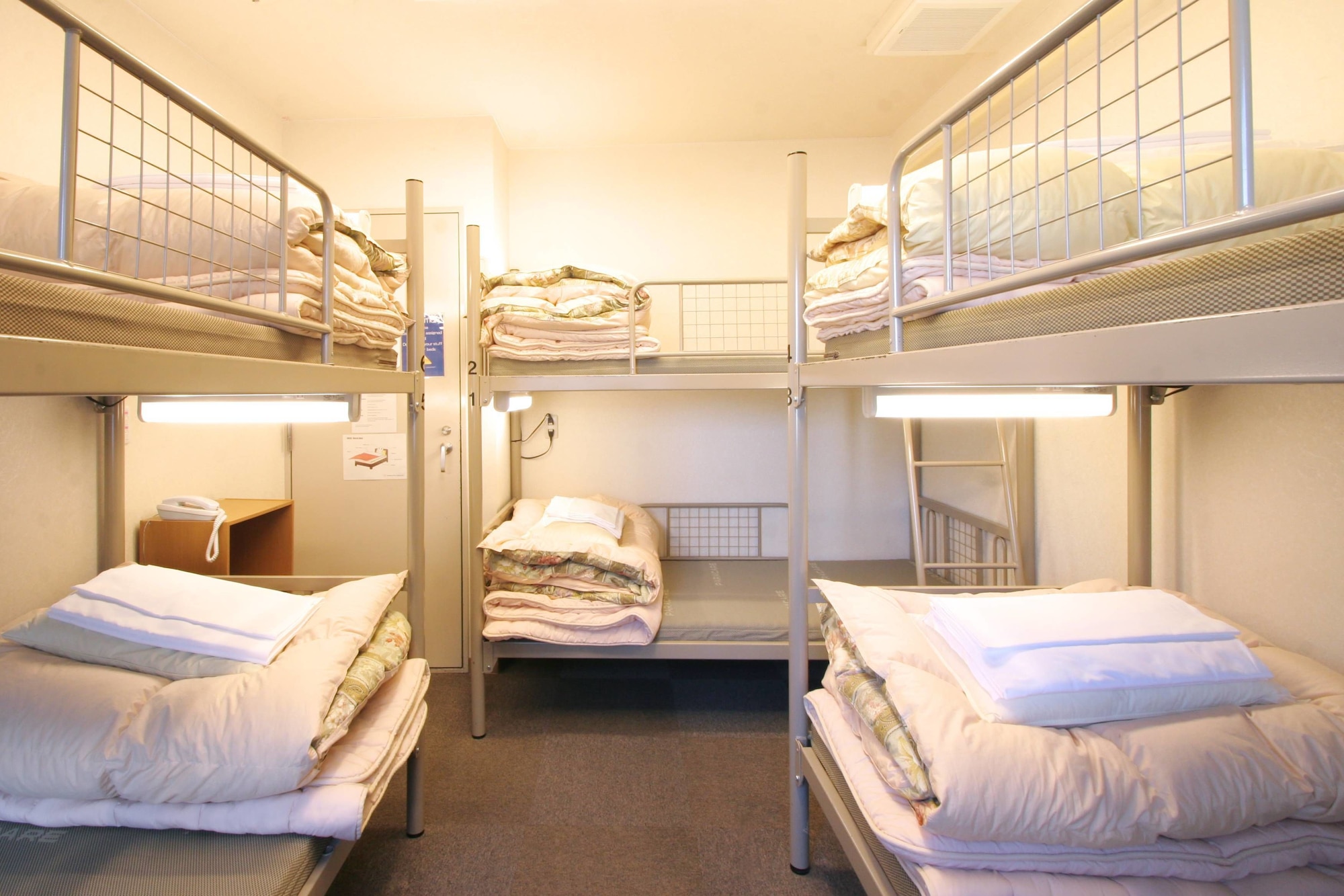 GROUP ROOM, 6 BEDS, SHARED BATHROOM