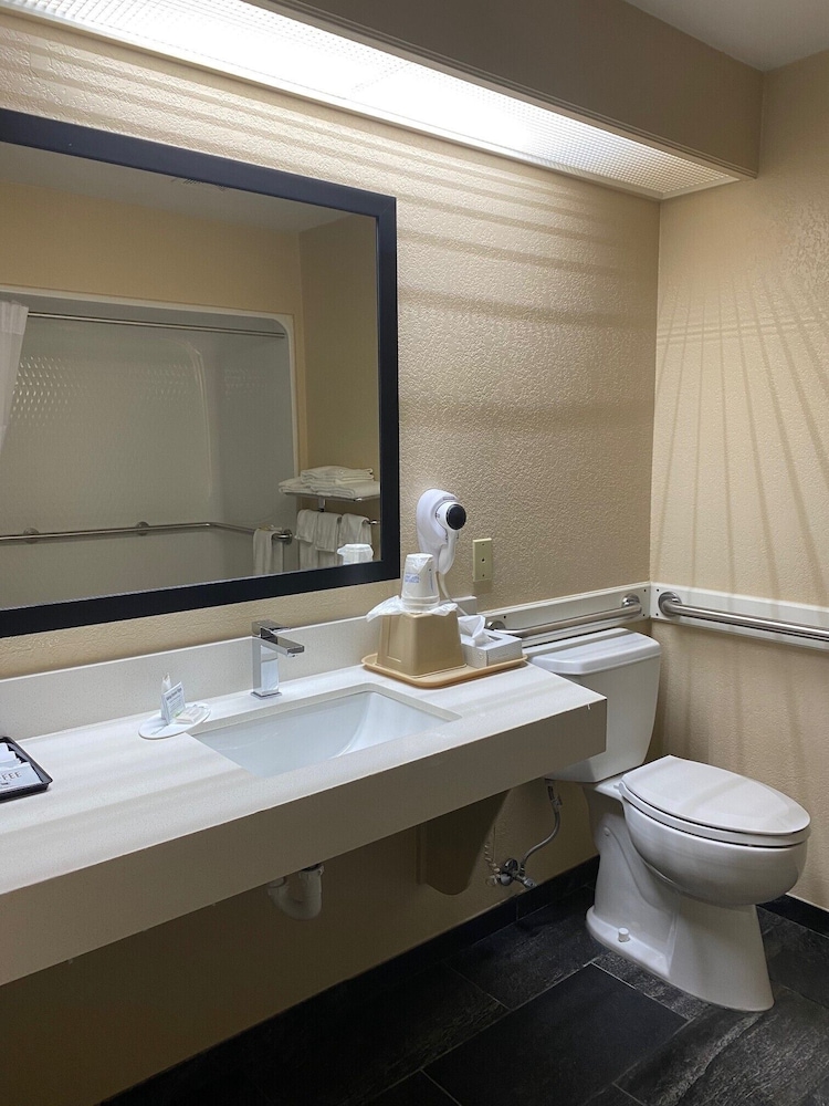 Super 8 by Wyndham New Hampton 31/32