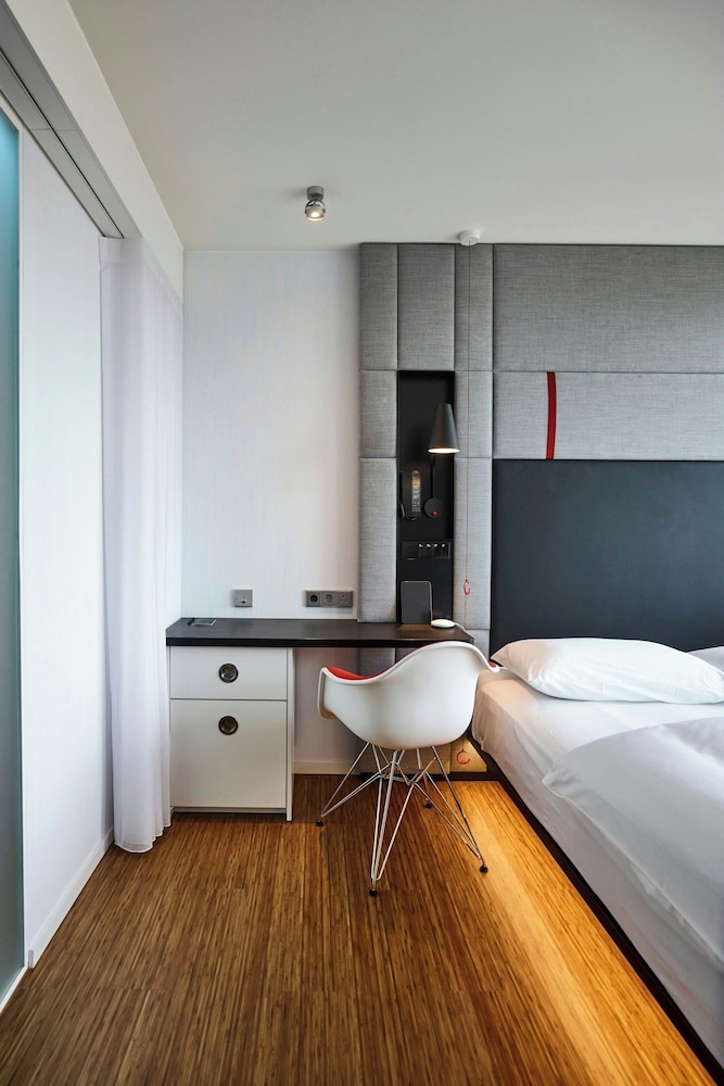 ROOM, KING BED, ACCESSIBLE