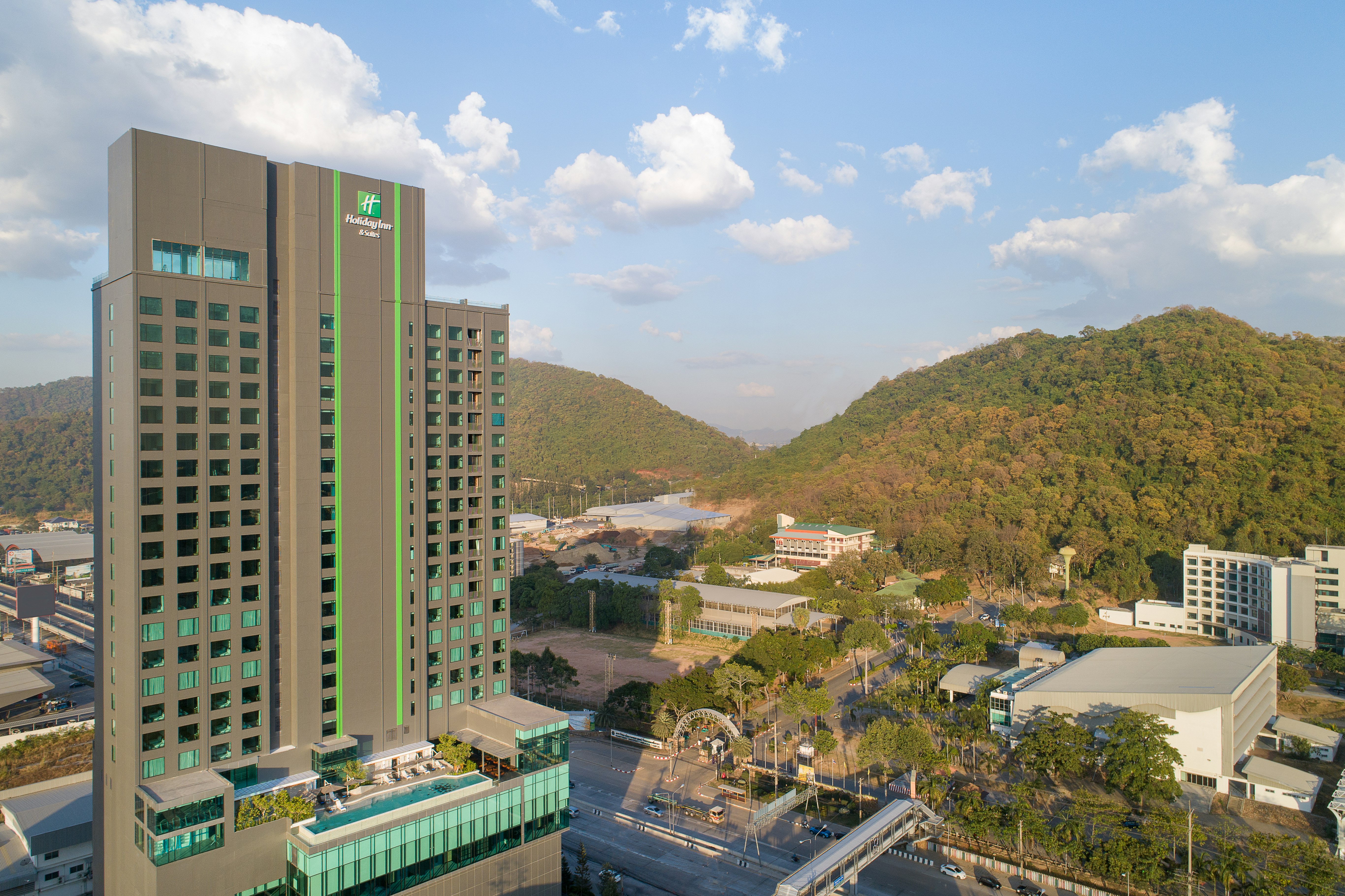 Holiday Inn Suites Siracha Laemchabang 2/78