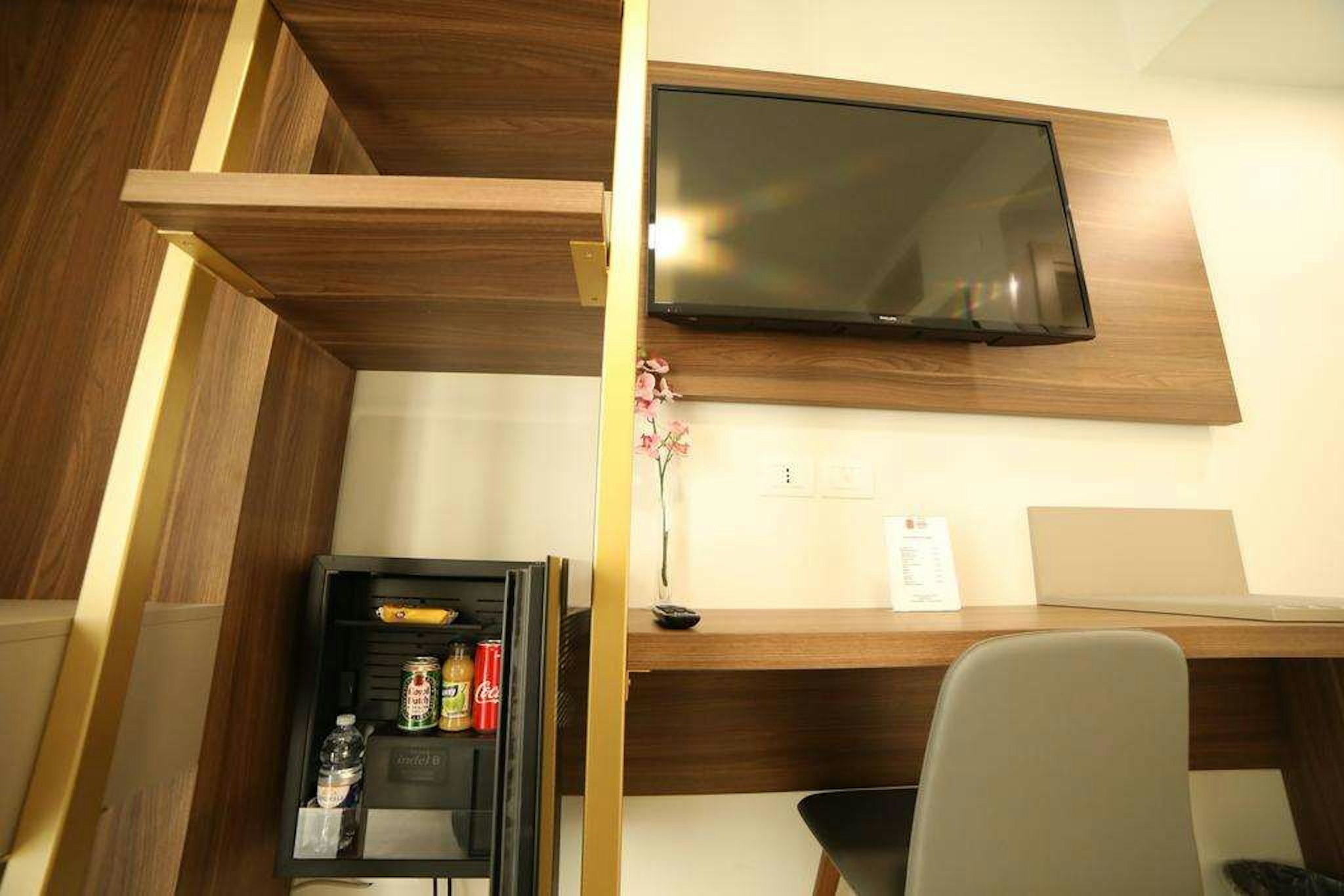 8 Room Hotel 80/80