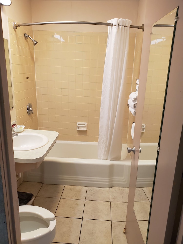 Richmond Inn & Suites 16/36