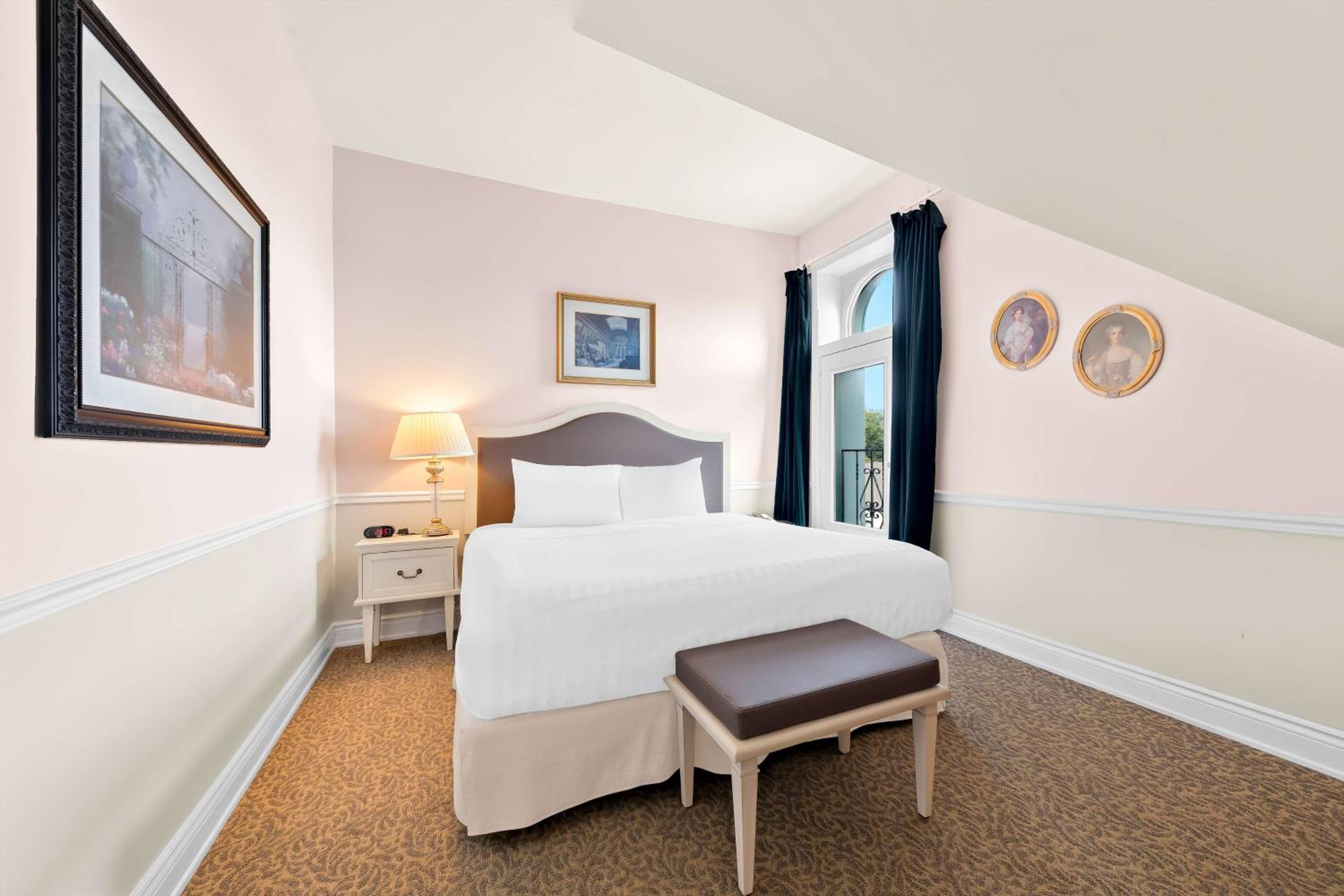 Suite, King Bed, Bath and Shower, Living Area