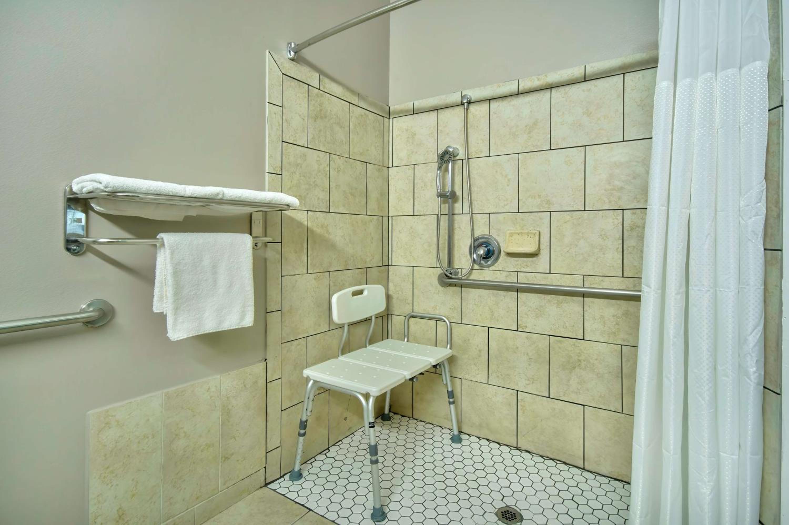 غرفة ديلوكس رباعية، OYO 1001536 Studio6 Bakersfield, CA 8/10