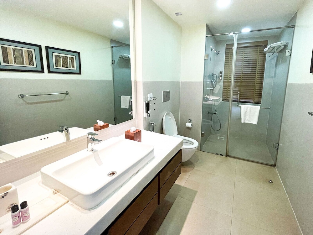 Acron Waterfront Resort 37/80